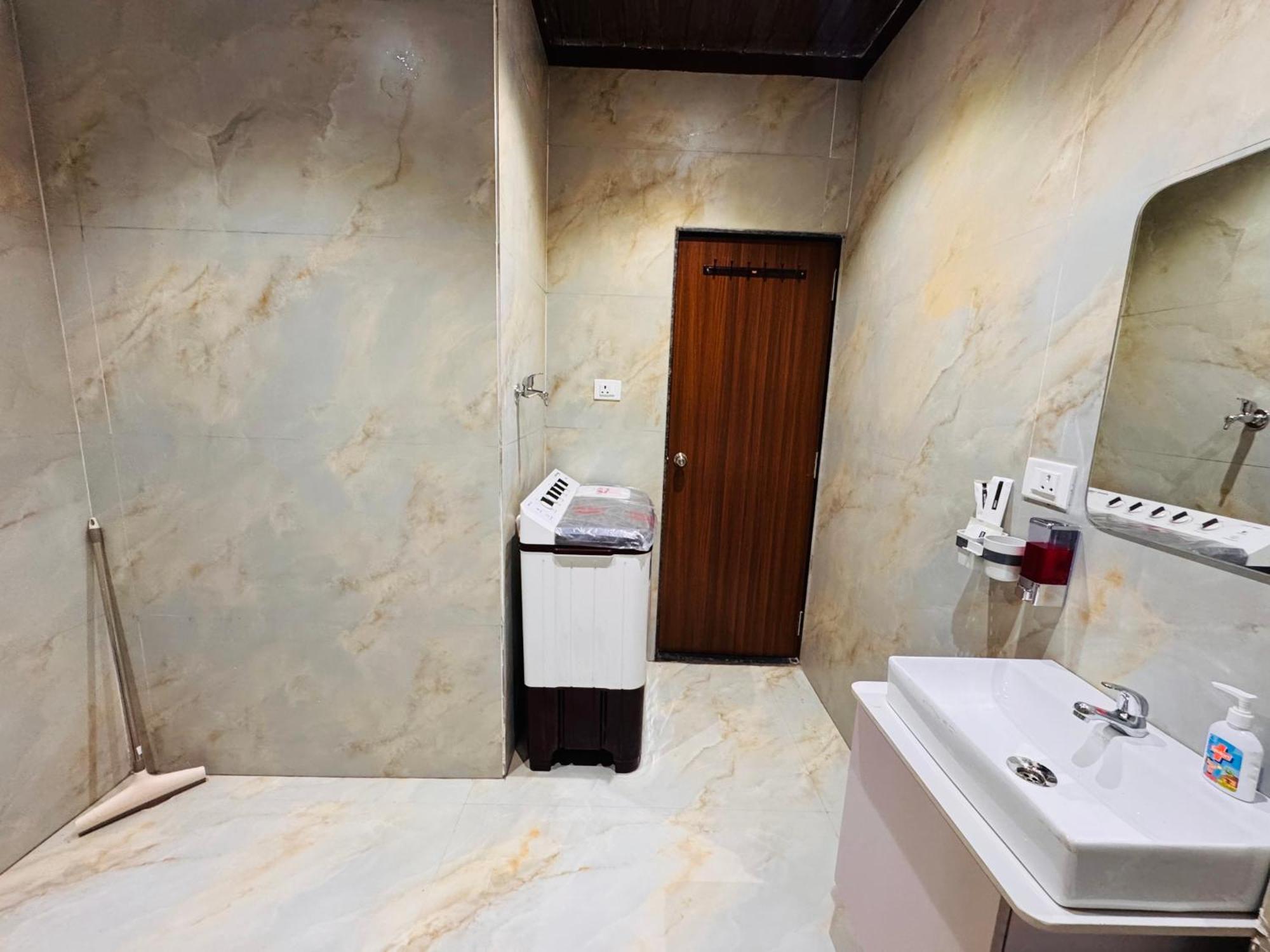 Home Escape 1Bhk Elite Near Mahalaxmi Nagar Indore Buitenkant foto